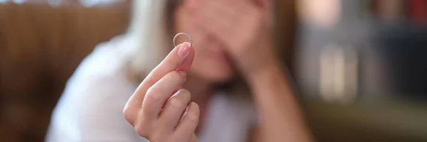 Kadın Evlilik Yüzüğünü Elinde Tutuyor Evde Ağlıyor Boşanma Depresyon Stres — Stok fotoğraf