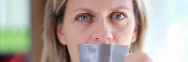 Όμορφη Γυναίκα Μονωτική Ταινία Στο Στόμα Σιωπή Και Ενδοοικογενειακή Βία — Φωτογραφία Αρχείου