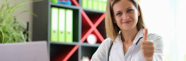 Klinikte Poz Veren Işaret Veren Neşeli Kadın Doktor Portresi Tıp — Stok fotoğraf