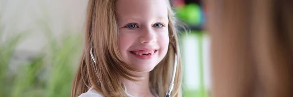 Retrato Una Niña Sonriente Usando Estetoscopio Médico Mirando Médico Con —  Fotos de Stock