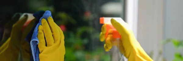 Zbliżenie Kobiecych Rąk Czyszczących Okno Zewnątrz Pomocą Sprayu Detergentów Szmaty — Zdjęcie stockowe