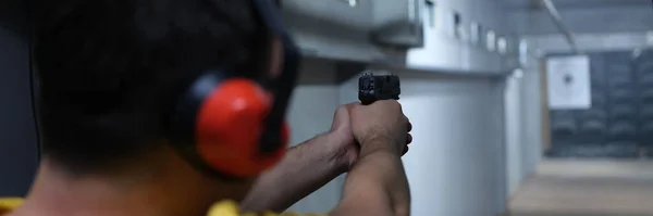 Närbild Man Shooter Hörlurar Skjuter Mål Skytte Med Pistol Inom — Stockfoto