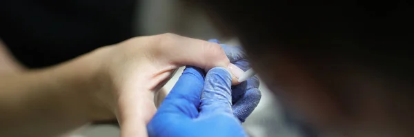 Close Van Manicure Specialist Handschoenen Doen Hardware Manicure Aan Klant — Stockfoto