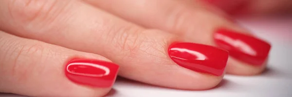 Close Van Tedere Vrouwelijke Hand Met Felrode Gladde Manicure Mooie — Stockfoto