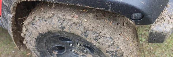 자동차 바퀴와 더러운 비포장도로 — 스톡 사진
