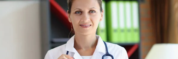 Retrato Mulher Sorridente Terapeuta Posando Consultório Clínica Com Estetoscópio Doutor — Fotografia de Stock