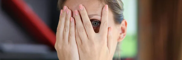 Retrato Mujer Conmocionada Asustada Mirando Través Los Dedos Cara Cobertura — Foto de Stock