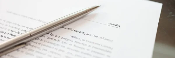 Κάτοψη Συμβολαίου Θέση Για Υπογραφή Και Ασημένιο Στυλό Απασχόληση Αποδοχή — Φωτογραφία Αρχείου