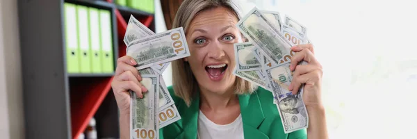 Πορτρέτο Του Ευτυχισμένη Ενθουσιασμένος Γυναίκα Κρατώντας Ανεμιστήρα Του Χρήματος Κέρδη — Φωτογραφία Αρχείου
