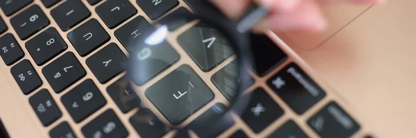 Közelkép Női Kézről Nagyítóval Laptop Billentyűzete Felett Technológiai Fájl Kereső — Stock Fotó