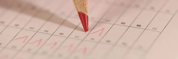 活动策划者时间表计划的完成 红色铅笔 并在日历上打勾 — 图库照片