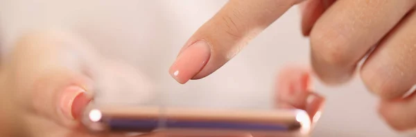 Detailní Záběr Ženských Rukou Držících Moderní Smartphone Rukou Ukazujících Prstem — Stock fotografie