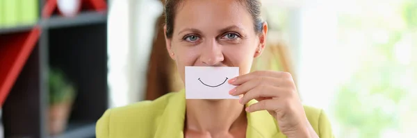 Muotokuva Nainen Peittää Kasvot Käyttämällä Valkoista Paperia Hyvällä Tuulella Hymy — kuvapankkivalokuva