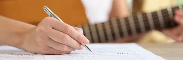 Primer Plano Mano Femenina Escribiendo Notas Nueva Canción Nuevas Ideas —  Fotos de Stock