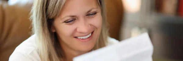 Портрет Усміхненої Жінки Читає Інструкції Медичного Застосування Таблеток Концепція Охорони — стокове фото