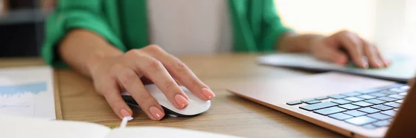 Nahaufnahme Von Frauen Die Modernen Laptops Büro Arbeiten Geschäftsfrau Arbeitsplatz — Stockfoto