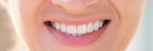 完璧な白い歯を持つ幸せな笑顔の女性のクローズアップ 歯のホワイトニング 歯のケア 歯のケアの概念 — ストック写真