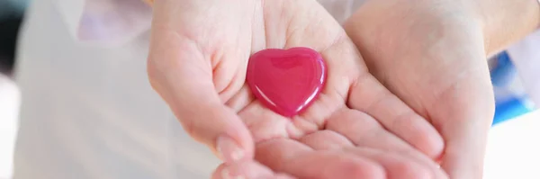 Närbild Kvinnliga Händer Som Håller Klarrött Glas Hjärta Kärlek Och — Stockfoto