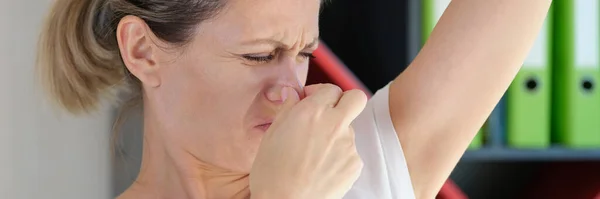 Retrato Mulher Jovem Cheirando Axilas Cobrindo Nariz Conceito Higiene Cuidados — Fotografia de Stock
