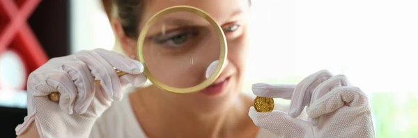 Retrato Mano Femenina Sosteniendo Lupa Mirando Través Moneda Oro Concepto — Foto de Stock