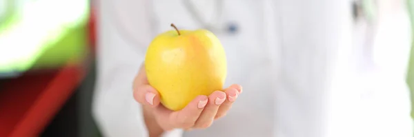 Närbild Läkare Som Håller Moget Gult Äpple Handen Hälsosam Mat — Stockfoto