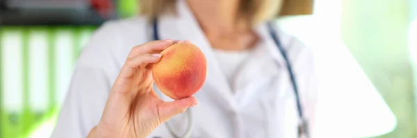 营养师手握成熟桃的特写镜头 健康食品 维生素和均衡营养概念 — 图库照片