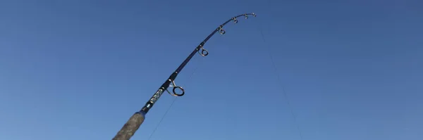 Közelkép Horgászbot Tengerparton Kék Háttér Halak Halászat Halrudak Fogalma — Stock Fotó