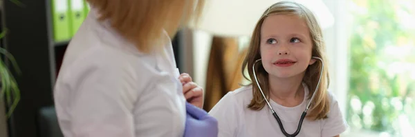 Portret Uśmiechniętego Dziecka Używającego Stetoskopu Medycznego Wizycie Lekarza Opieka Zdrowotna — Zdjęcie stockowe