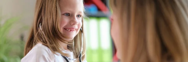 用医用听诊器描绘快乐的小女孩 快乐地看着医生 医药和儿童概念 — 图库照片