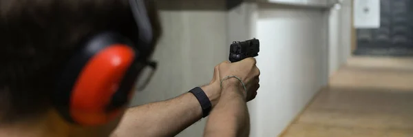 Detailní Záběr Muže Taktických Sluchátkách Mířícího Terč Střelnici Střelba Pistolí — Stock fotografie
