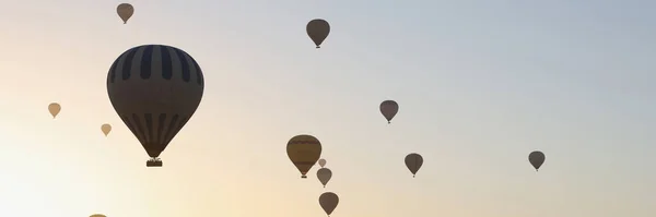 日落时热气球在天空中的肖像 流行的旅游活动 令人惊叹的周围环境观感 — 图库照片