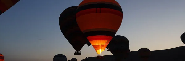 夜空背景下热气球的肖像 受欢迎的旅游活动 对周围地区概念的惊奇看法 — 图库照片