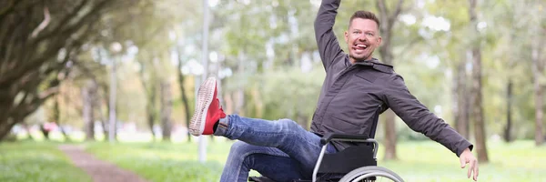 バスケットボールで遊んでいる面白い笑顔の障害者の男性の肖像画 都会の公園で車椅子に座っている男 障害と医療の概念 — ストック写真
