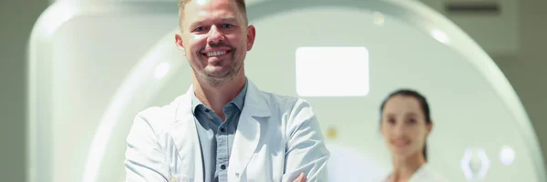 Retrato Terapeuta Masculino Feliz Especialista Ressonância Magnética Com Paciente Clínica — Fotografia de Stock
