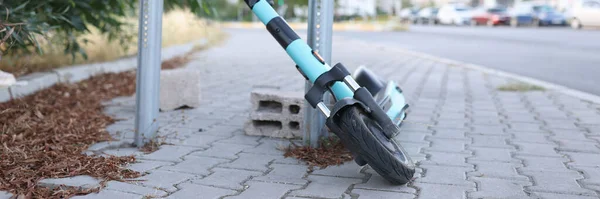Zbliżenie Zablokowanego Skutera Elektrycznego Ulicy Miejskiej Hulajnoga Scooter Jeden Krok — Zdjęcie stockowe