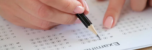 Primer Plano Mano Femenina Sosteniendo Escritura Lápiz Elección Seleccionada Papel — Foto de Stock