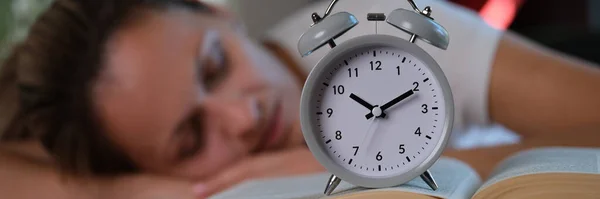 Büyük Kitaptaki Gri Alarm Saatinin Yanındaki Masada Uyuyan Kadının Yakın — Stok fotoğraf