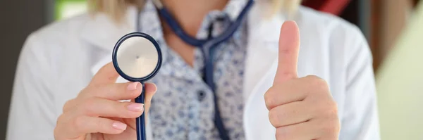 Närbild Kvinnliga Utövare Poserar Kliniken Kontor Visar Stetoskop Och Tumme — Stockfoto