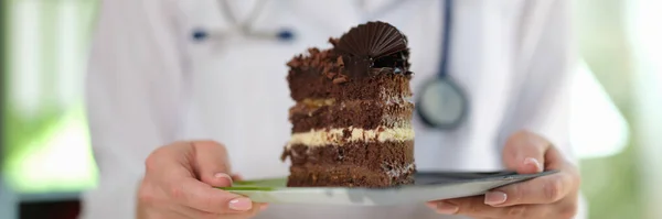 Close Woman Nutritionist Holding Hands Piece Chocolate Cake Makanan Sehat — Stok Foto