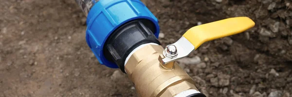 Nahaufnahme Eines Unterirdischen Bewässerungssystems Mit Gelbem Wasserhahn Oder Wasserhahn Sanitärinstallationen — Stockfoto