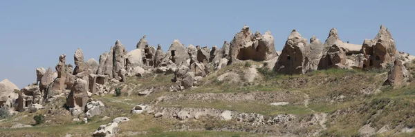 카파도키아의 계곡에 고대의 의형성 동굴들이 있습니다 역사적 카파도 박물관 굴뚝들 — 스톡 사진