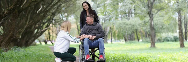휠체어를 남자와 공원에서 재미있게 장애가 사람들의 — 스톡 사진