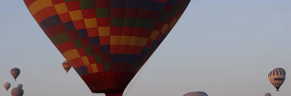 五彩斑斓的大热气球在蓝天的映衬下飞舞 — 图库照片