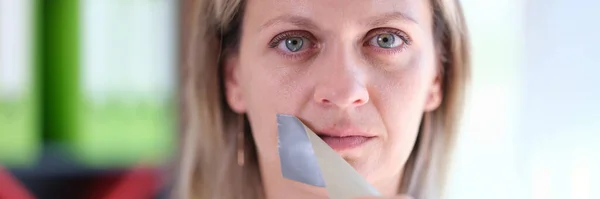 Γυναίκα Αφαιρεί Κολλητική Ταινία Που Καλύπτει Στόμα Της Έννοια Της — Φωτογραφία Αρχείου