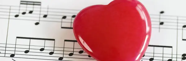 Corazón Rojo Con Notas Musicales Primer Plano Cuaderno Notas Con —  Fotos de Stock