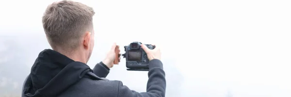 Joven Fotógrafo Masculino Prado Niebla Tomando Fotos Hombre Mira Través — Foto de Stock