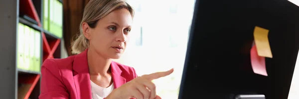 Business Woman Serious Face Office Desk Points Her Finger Computer — Stock Photo, Image