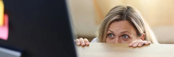 Испуганная Шокированная Женщина Панике Столом Смотрит Экран Компьютера Получение Плохих — стоковое фото