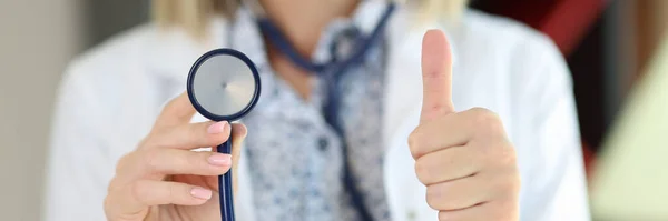 Beskuren Bild Kvinnlig Läkare Som Håller Stetoskop Och Visar Tummen — Stockfoto