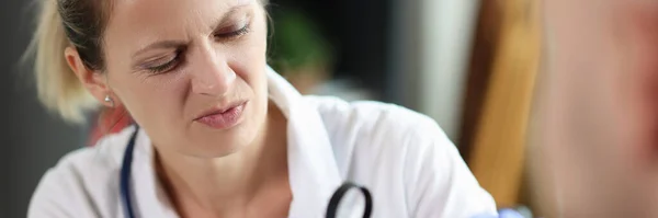 Vrouwelijke Arts Onderzoekt Mannelijke Patiënt Consult Het Ziekenhuis Geneeskunde Gezondheidszorg — Stockfoto